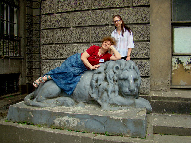 Любимый факультетский дворик. Всю жизнь мечтала вот так. Оказывается - можно. Лев стерпел и такую фривольность. 