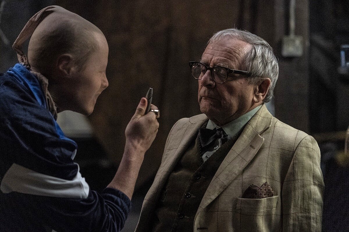 После той обгаженной птицами ушанки, которую Сильвестр МакКой носил в роли Радогаста Бурого в "Хоббите", его уже ничем не испугаешь. 