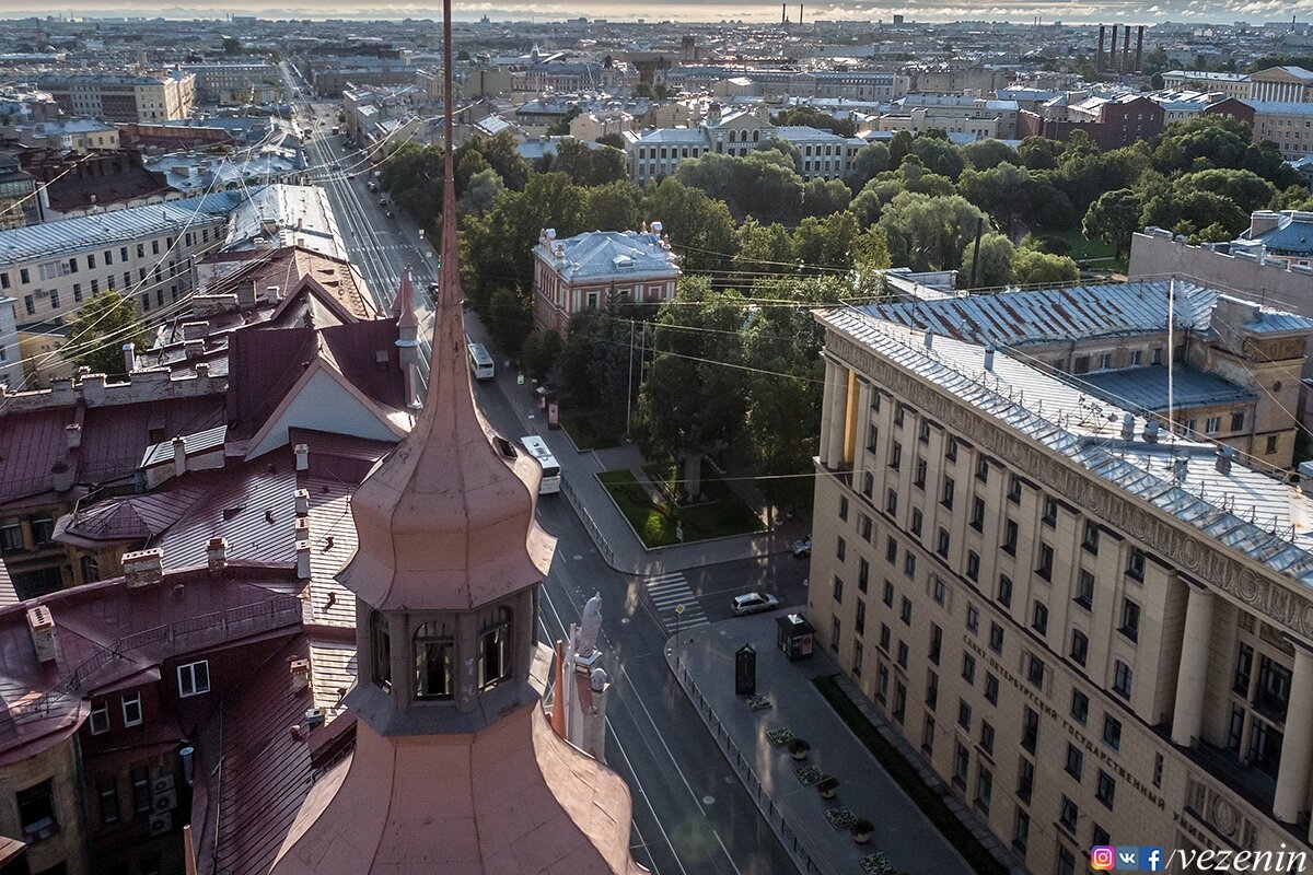 Вид на башенку с высоты птичьего полёта.