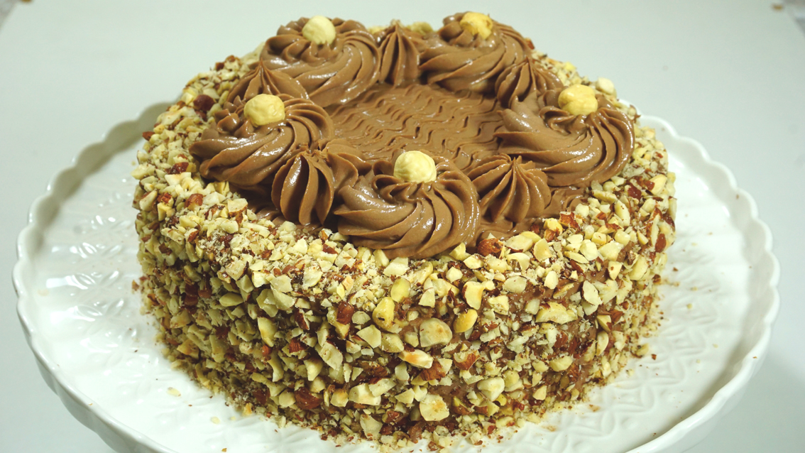День торта с фундуком. Шоколадный торт ферреро роше. День торта с фундуком. Торт с шоколадом на столе. Шоколадный торт с фундуком.