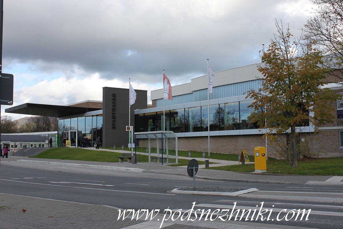 Stadthalle. Выставочный комплекс города Эшвеге, который после капитального ремонта вновь принимает кукол и всех, кто к ним неравнодушен, в своих стенах.  