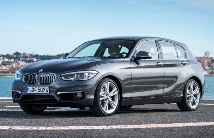 Хэтчбек BMW первой серии предлагается на российском рынке только с пятидверным кузовом. 
BMW 118i, задний привод

Цена хэтчбека BMW 118i, оснащенного 1,6-литровым бензиновым турбомотором мощностью 136 л. с. и механической коробкой передач, составляет 1 600 000 рублей. В базовой комплектации — шесть подушек безопасности, климат-контроль, аудиосистема, бесключевой доступ. Восьмиступенчатая автоматическая коробка передач увеличит цену на 170 тысяч рублей.

BMW 120d, задний или полный привод

Версия с двухлитровым турбодизелем, развивающим 190 сил, комплектуется только «автоматом». Цена заднеприводной машины — от 2 220 000 рублей, полноприводный автомобиль стоит от 2 360 000 рублей. Оснащение такого хэтчбека дополнено кожаной отделкой салона, круиз-контролем, светодиодными фарами и легкосплавными дисками.

BMW M140i, задний или полный привод

«Заряженная» версия BMW M140i оснащается рядным шестицилиндровым двигателем объемом три литра (340 л. с.) в паре с автоматической коробкой передач, она отличается спортивной подвеской и усиленными тормозами. Такой автомобиль предлагается с задним приводом за 2 780 000 рублей и с полным приводом за 2 920 000 рублей.

Второе поколение BMW первой серии выпускается с 2011 года на заводе в немецком Регенсбурге, в 2015 году был проведен рестайлинг модели. Продажи трехдверных хэтчбеков в России прекращены в конце 2013 года.