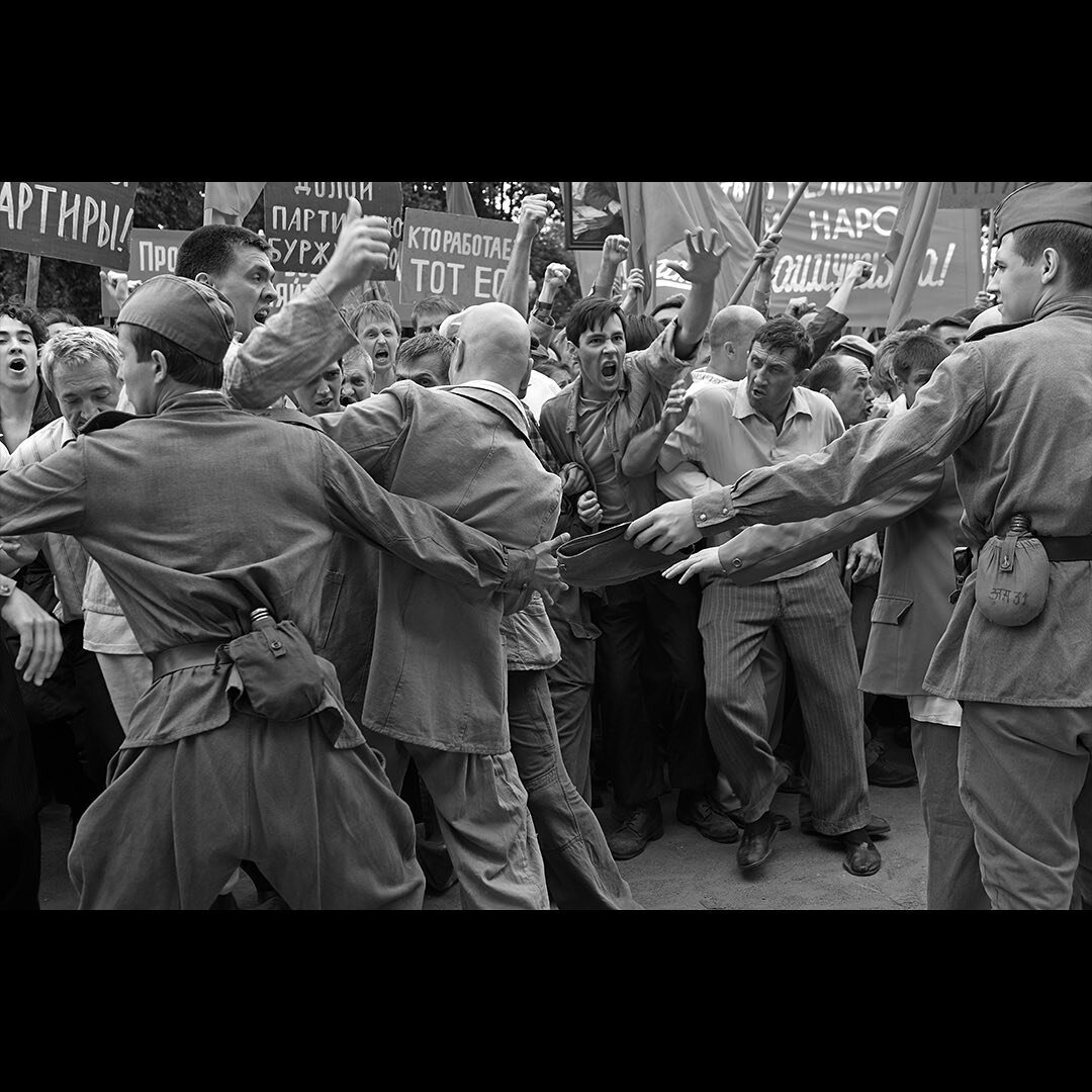 Черно-белый квадрат экрана усиливает историзм картины