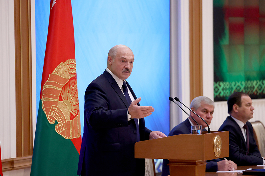 В принципе уже понятно, что Лукашенко страну не контролирует. Под его влиянием на самом деле остались только силовые структуры, да и то похоже не в полном объеме.