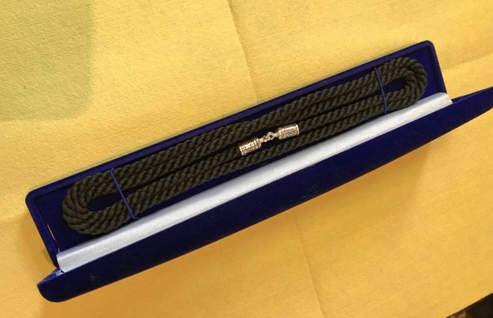 Мужской гайтан в подарочном футляре выглядит презентабельно. 