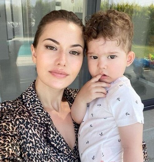 Фахрие с сыном. Фото из открытых источников