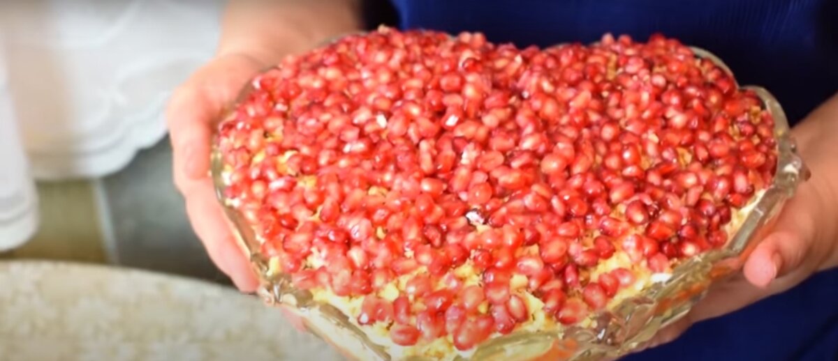 РЕЦЕПТ: Картофель вареный - 4 шт. небольших
Орехи грецкие - 0,5кг (в скорлупе) 
Яйца - 4 шт.
Морковь сырая - 1 шт.
Сыр "Ламбер" - 200 гр.
Капуста - 500 гр
Гранат - 1 шт
Майонез - 6 столовых ложек (до 200 гр)
Соль - по вкусу
Сахар - 2 чайные ложки