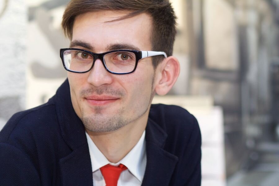 в массовочной роли типичного офис-менеджера во время съемок сериала