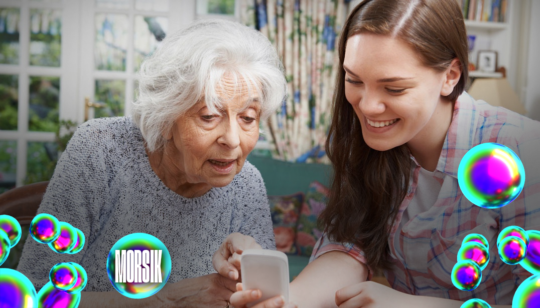 Бабушка со смартфоном. Бабушка с технологиями. Освоить смартфон азы для пенсионера. Пользование смартфоном для пожилых.