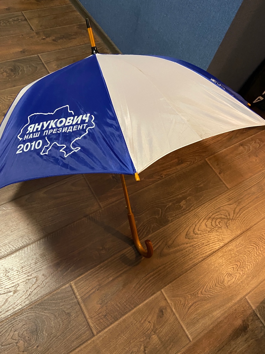 Нашёл в закромах зонтик 