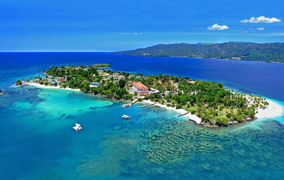 Отель на одном из островов Доминикан.