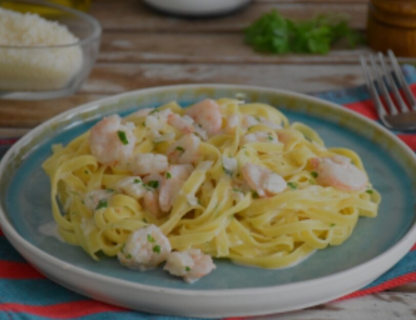 Предлагаю приготовить вкусную и сытную пасту с соусом и морепродуктами. Чтобы внести нотку пикантности, нежный сливочный соус я ароматизирую чесноком - он особенно хорошо сочетается с пастой фетучини и креветками. Чтобы приготовить настоящую пасту "аль денте", обязательно смотрите на упаковке время приготовления пасты.