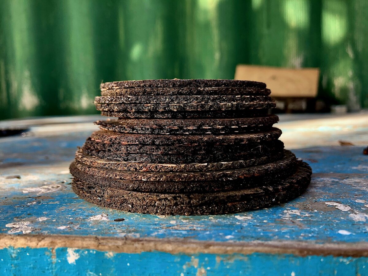 Стопка стареньких кругов 