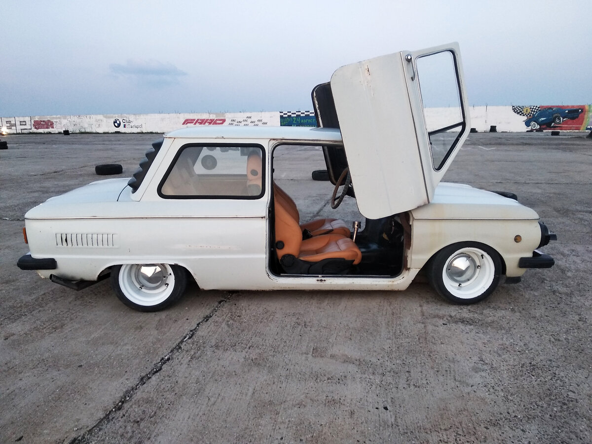 Умелец постарался, чтобы сделать незаметными петли дверей-ножниц