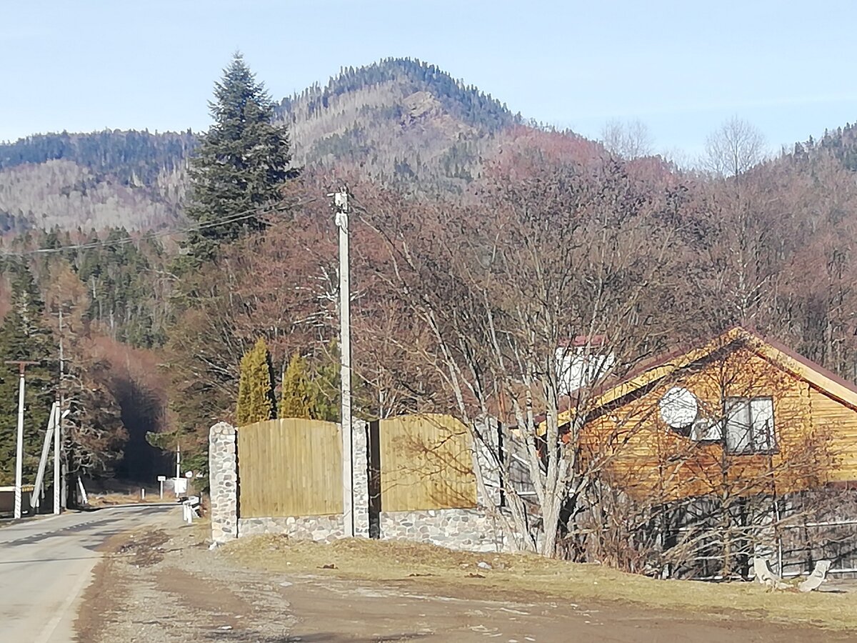 Вид на смотровые точки прямо из посёлка 