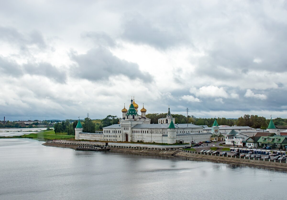 Ипатьевский монастырь. Вид с моста через реку Кострому