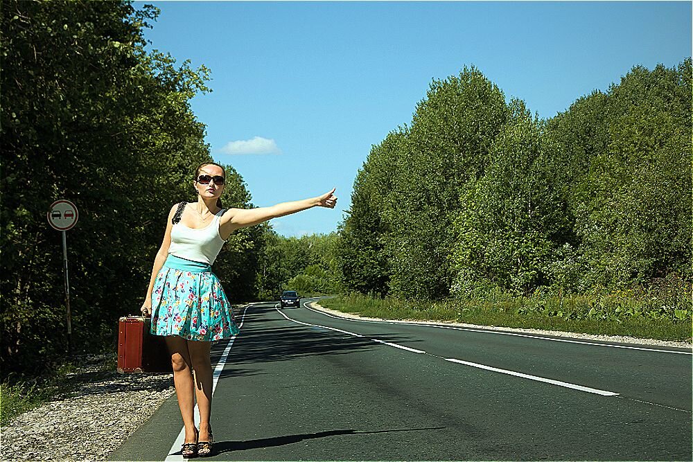 Подвезу на такси. Девушки с трассы. Девушка голосует. Девушка на трассе. Фотосессия автостоп.