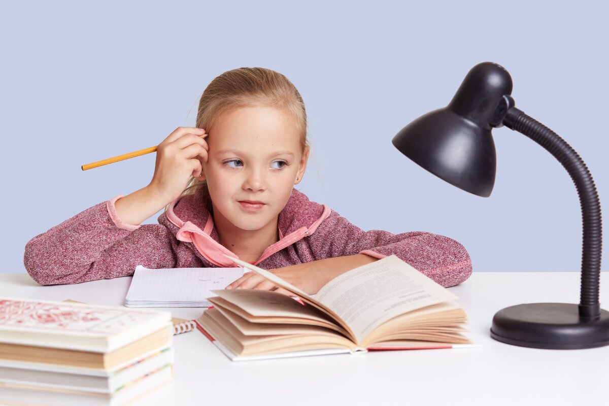 источник фото - https://ru.freepik.com/free-photo/little-schoolgirl-keeps-hand-near-head-looks-with-thoughtful-expression-thinks-about-homework-task-uses-reading-lamp-children-education-and-schooling-concept_8761279.htm#page=2&query=школьница&position=19