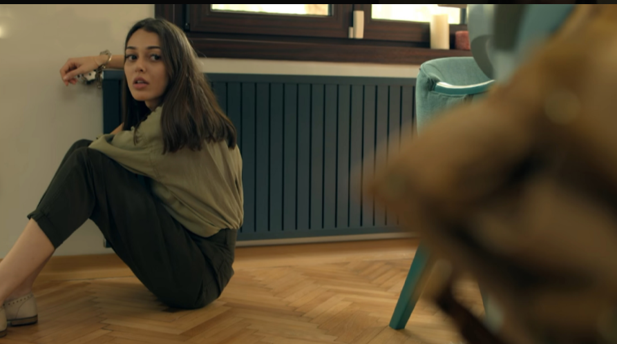 Дата выхода: 15 октября 2020
В 6 серии турецкого сериала «Незаконченная любовь» у Кадира накопилось очень много проблем и он должен решить их как можно скорее. У Элиф также появилось много вопросов после того, как она стала сближаться с Кадиром. Девушка видит в этом человеке своего погибшего возлюбленного Озана, но понимает, что этого просто не может быть. Ситуация выходит из-под контроля, и Кадир отправляется в гневе к Исмету и приставляет к его голове пистолет. Он считает, что именно этот человек виноват в смерти Озана и требует признаний. Помимо того, Кадир хочет знать, кому был отдан приказ убить журналиста. Только он никак не ожидал услышать того, что ему скажет Исмет. Сам же Исмет не понимает, как Кадир смог вляпаться в эти проблемы и что его вообще связывает с Озаном. Появилась некая видеозапись из которой можно сделать выводы, кто является убийцей Озана. Кадир интересуется у Джема, неужели это он передал дело в руки Исмета? Джем говорит Кадиру, что он должен ему полностью доверять и у него должна быть уверенность в нем. Только Кадир не понимает, почему он должен предавать Джема. Кадир подозревает, что в этом деле каким-то образом замешан начальник Неджат и он причастен к убийству. Но настоящим убийцей журналиста является Кадир…
Свернуть 