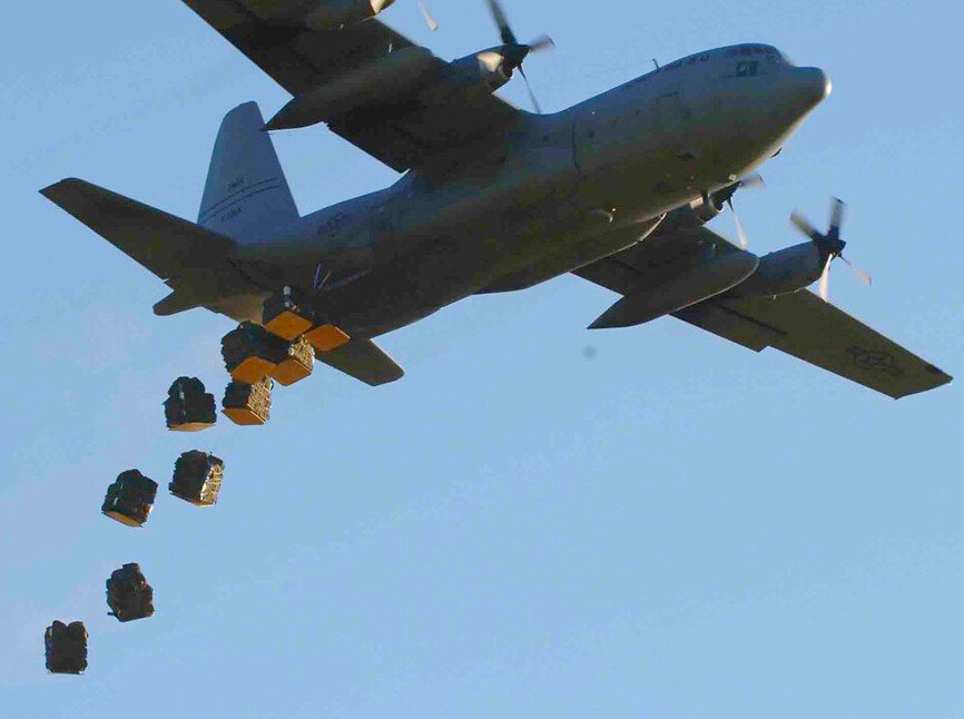 Самолет скидывает бомбы. C 130 Cargo. C-130 Hercules. Пакеты сбрасываемые с самолетов. Самолет сбрасывает груз.