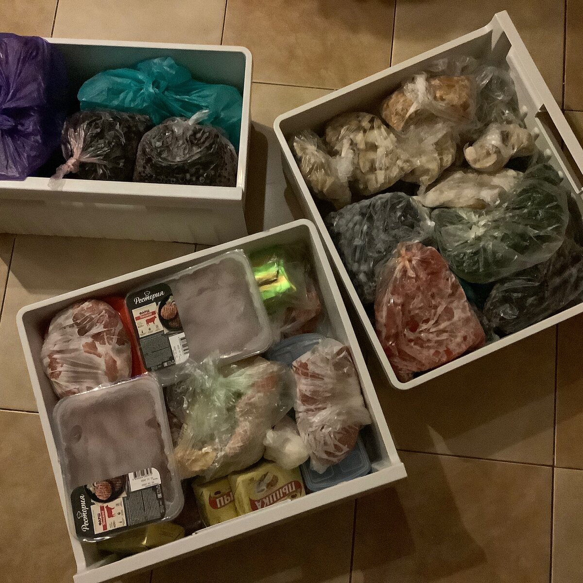 Это три ящика с содержимым из морозилки старого холодильника. В новом ещё место осталось! Фото автора