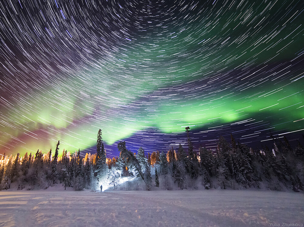 Юлия Жуликова "Путешествие" (Мурманская обл.).
Полярное сияние и треки звезд. Смещение звезд за 20 мин съемки.
Canon 6D + Samyang 14mm F/2.8 | ISO 3200, 105х10 сек.