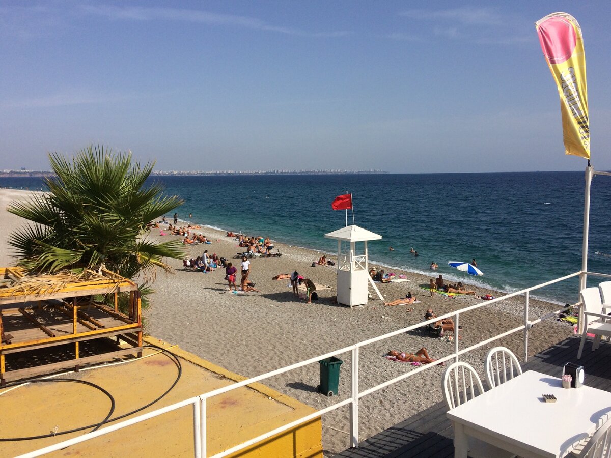 Море в турции в октябре. Турция берег средиземного моря. Кемер пляж. Анталийское побережье климат. Эгейское побережье турции бодрум.