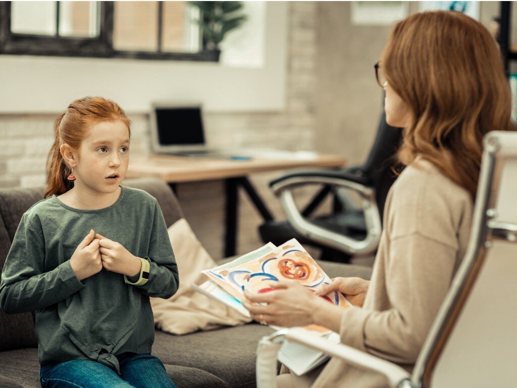 Ребенок с мобильником и мамой. Ребенок рассказывает. Самая лучшая доченька. Разговор с ребенком. Футболка с надписью дочь.