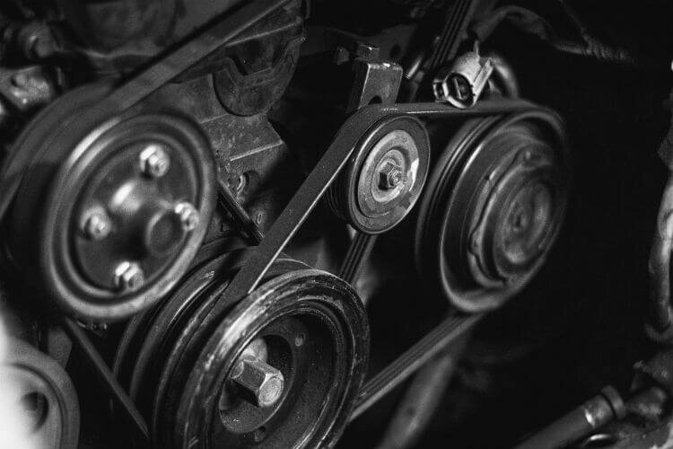 Всем доброго времени суток, езжу на Лада приора , 2013 года , люкс два, не так давно столкнулся с такой проблемой как свист ремня генератора , его можно убрать , если некоторое время погазавать , но будет не приятный запах горелой резины, так как ремень греется и трётся об ролики.  Время не обращал внимания. До тех пор пока не попал в не приятную ситуацию , ехал по делам в другой город на 200 км, порвался ремень генератора, с горем пополам доехал до ближайшего сто, ПРИЧИНА ОКАЗАЛАСЬ ПРОСТА , ролик натяжения ремня генератора пришел в негодность, он заклинил и от этого ремень порвался. Мне заменили ролик натяжения и сам ремень генератора , после чего я поехал дальше.