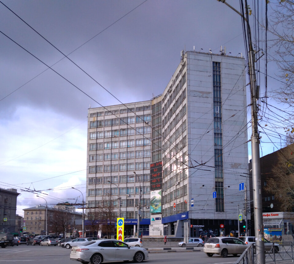 Дом с часами. По факту, офисное помещение приборостроительного завода.