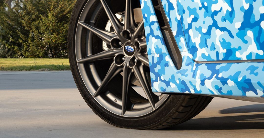 изображены колёсный диск с тормозным меха­низмом и часть переднего крыла, которое получило воздухо­воды