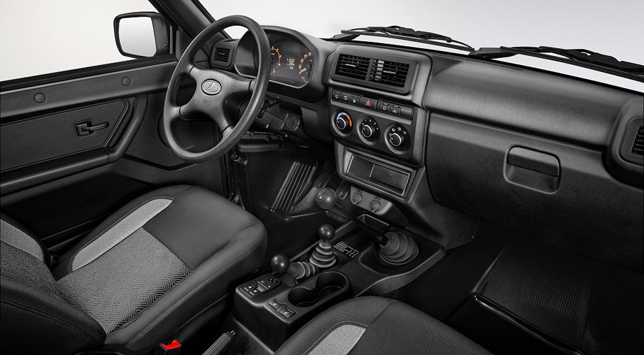 Обновка заключена в интерьере, получившем более современные блок климатической системы и приборку, две 12-вольтовые розетки и доработанные подстаканники, большой перчаточный ящик и новые передние сиденья с более развитой боковой поддержкой