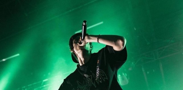 Рэперы без остановки перекидываются строчками и куплетами, забывая о припевах.