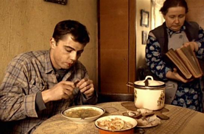 Ехал бы к брату в Ленинград. Помру ведь я уж скоро, а он заместо отца тебе был. Это кровь твоя. Самый
родной человек тебе на всем свете…