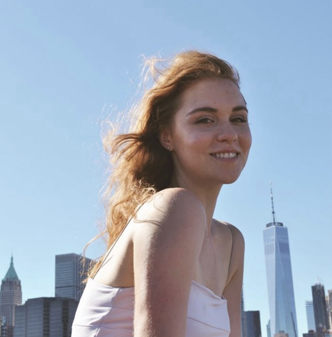 Это Лаура Месробиан. Она начинающая актриса, блогер и официантка в Нью-Йорке, где ей попадаются куча знаменитостей. 