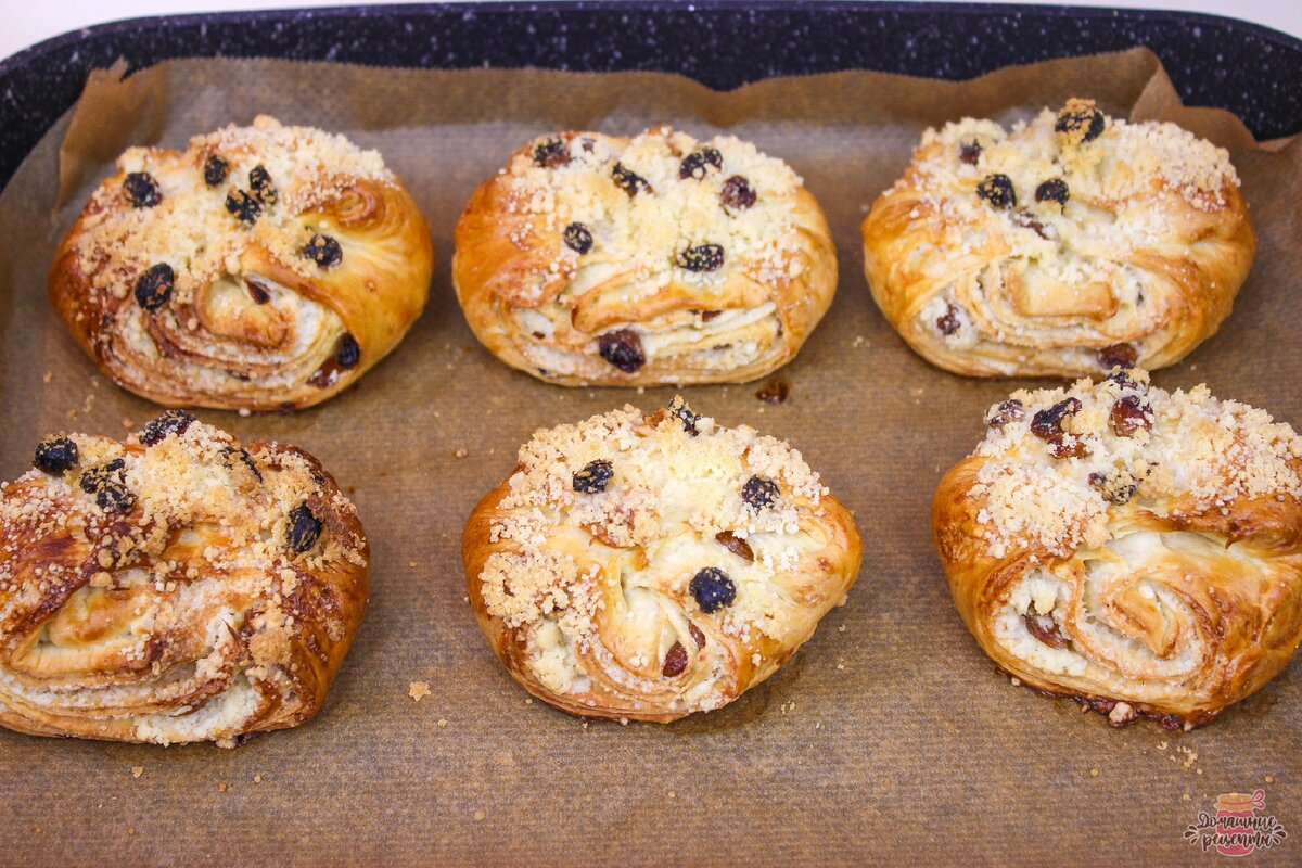 Французская булочка с изюмом. Булочки с изюмом и кремом. Булочки с изюмом и кремом. Выпечка с изюмом. Булочка французская с орехом.