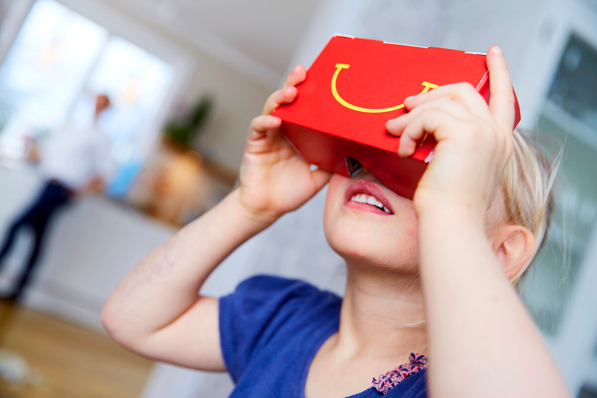 Маленькая принцесса самостоятельно разобралась и построила а ля очки VR