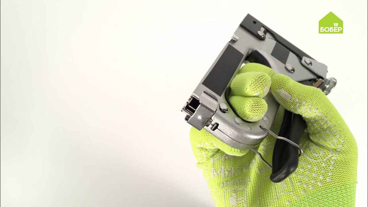 Степлер механический — инструмент для декорирования и ремонта. Вес инструмента до 700 г.Степлер оснащён:рукояткой взведения,
устройством для регулировки усиления пружины,
магазином для скоб,
предохранителем.
Перед работой ознакомьтесь с инструкцией.