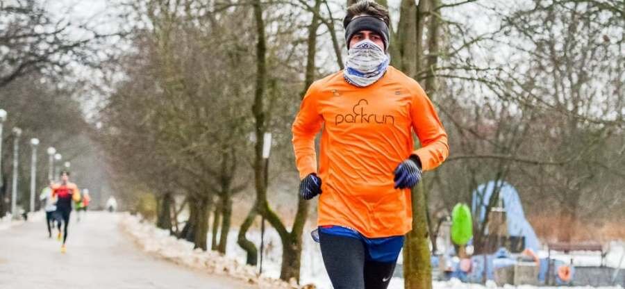 "parkrun - это бесплатные еженедельные забеги на 5 км, которые проводятся сообществом волонтеров по всему миру" Фото с  https://images.parkrun.com/