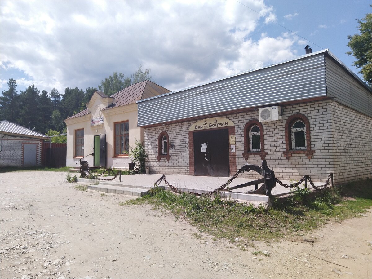 Единственный в посёлке бар "Боцман" выглядит грустной отсылкой на времена процветания судоверфи.