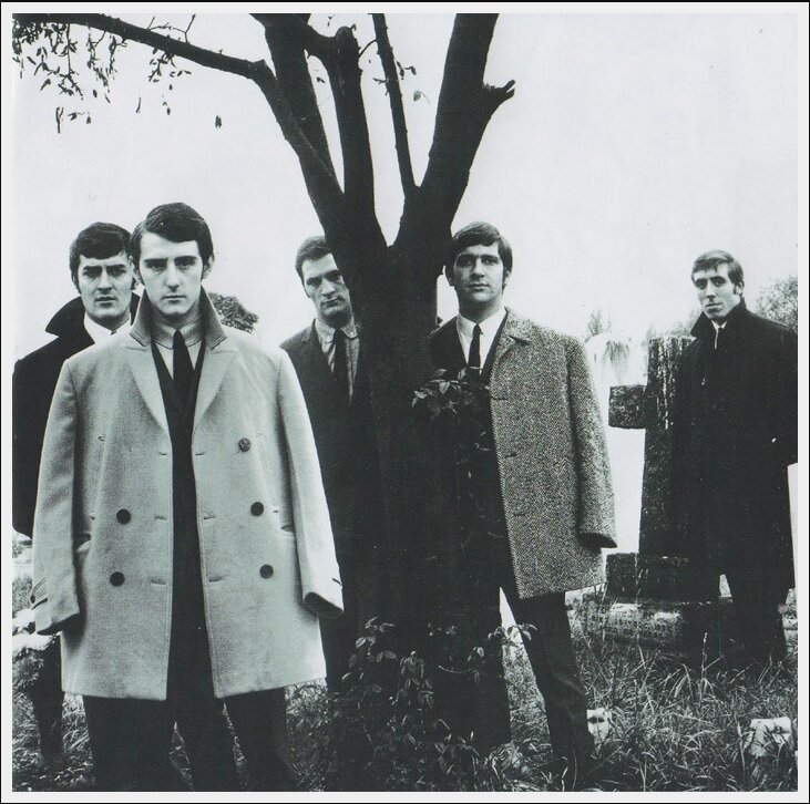 Первый состав группы (1964-1966), слева направо: Рэй Томас, Дэнни Лэйн, Майк Пиндер, Грэм Эдж, Клинт Уорвик (источник фото: http://www.musikalske.net/a-z/The_Moody_Blues/album/index.html#moody_blues_72.jpg)