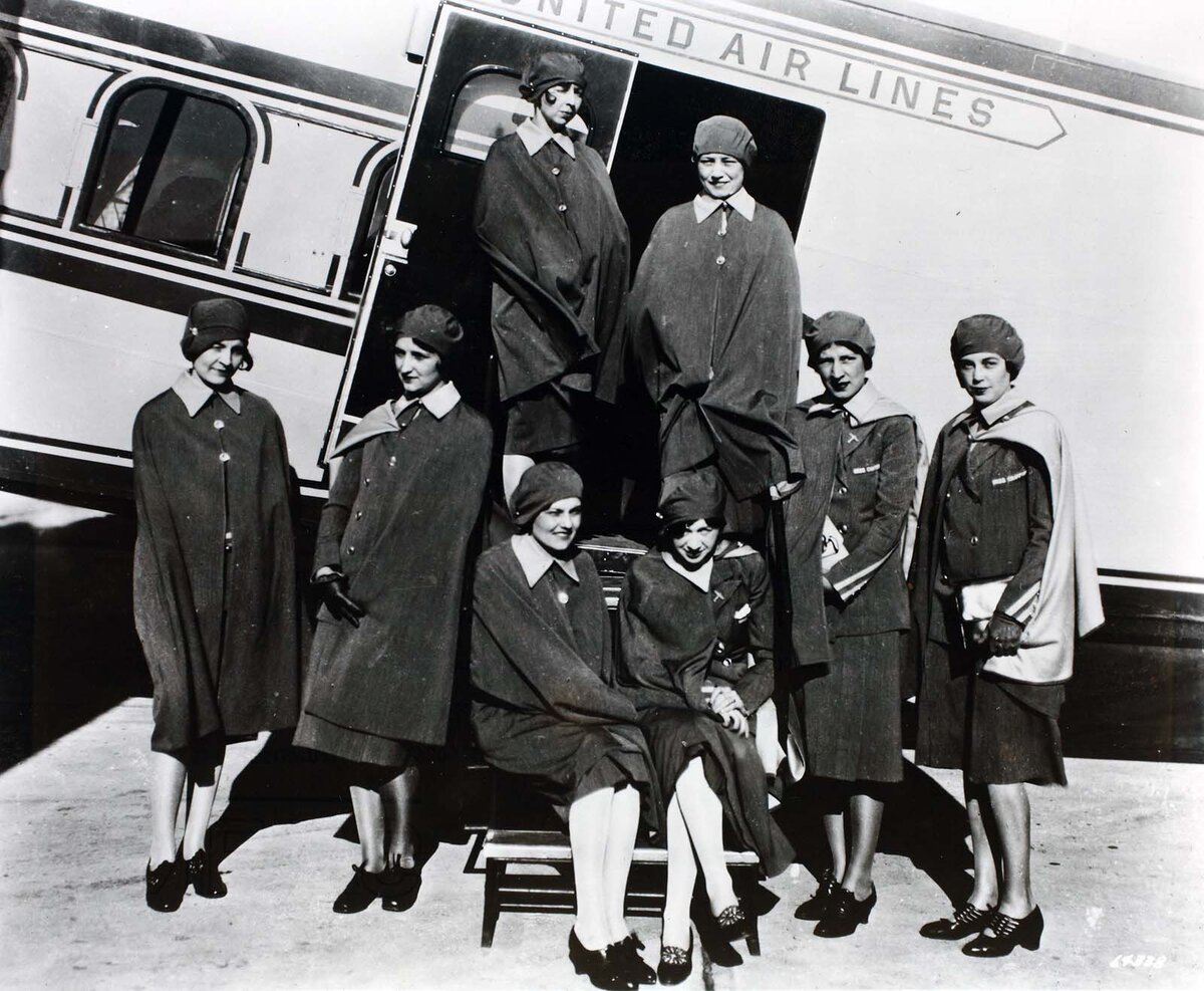 Американские стюардессы похожи на монашек в 1937 году (фото Wikimedia Commons)