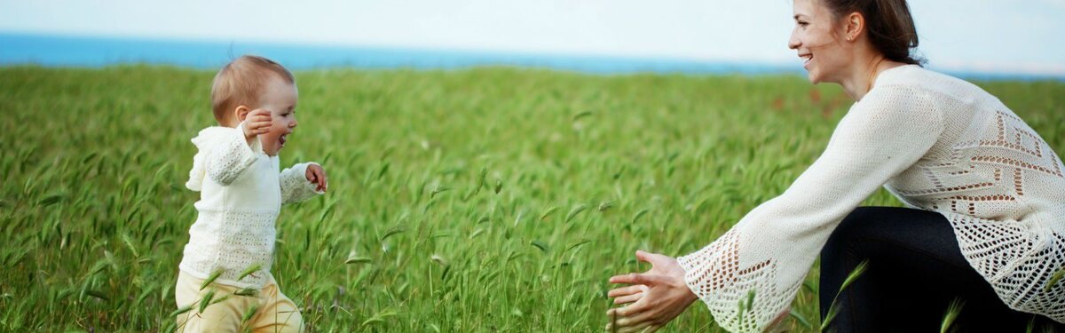 Ребенок бежит по полю