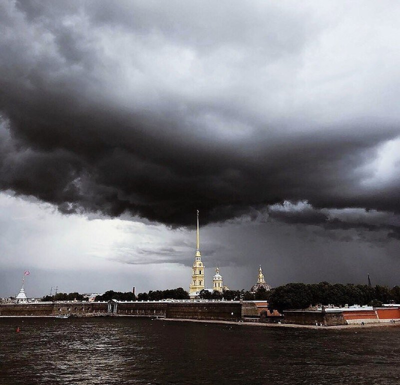 Свинцово темные тучи. Питер дожди Петропавловская крепость. Небо над Петропавловской крепостью. Гроза в Питере.