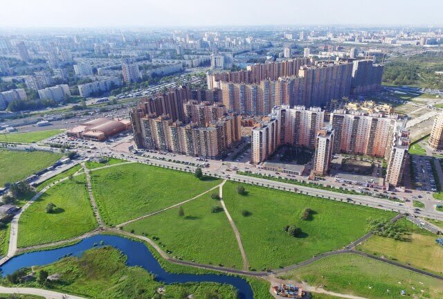 Всего 15 минут пешком до метро по освещенной дороге и 4 станции до центра