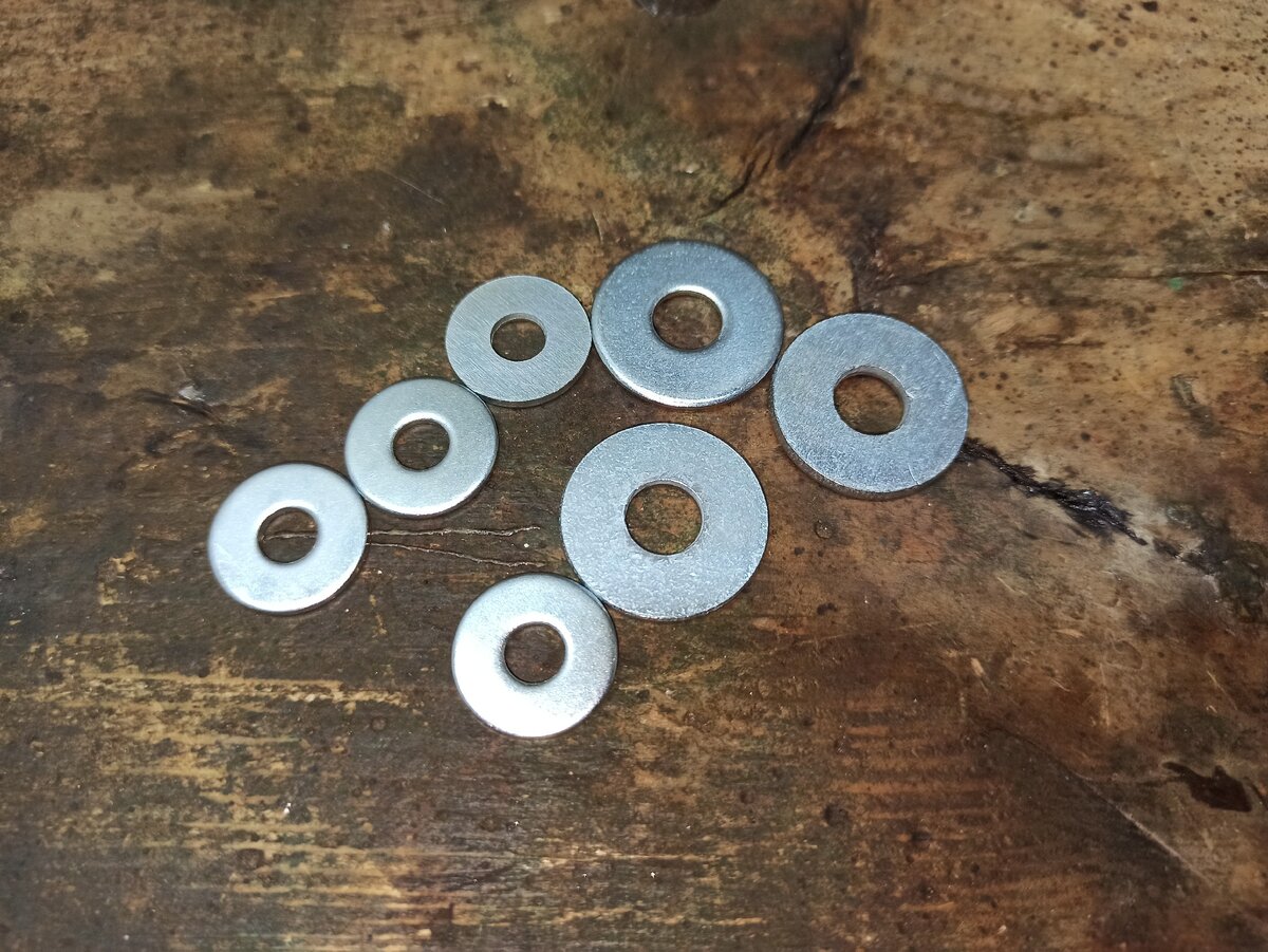 Как рассверлить отверстие в шайбе без использования сверлильного станка ...