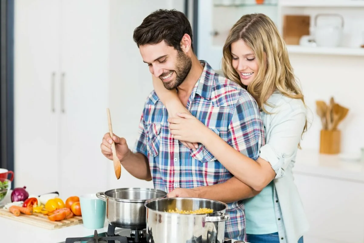 Домработницы семейные пары. Мужчина и женщина на кухне. Заботливый мужчина. Мужчина на кухне. Мужчина и женщина завтракают.