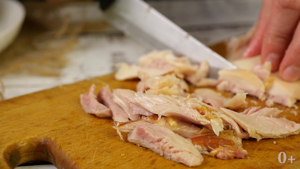 Салат на 8 Марта «КРАСОТКА» с грушей и курицей нереально вкусно. Нежный, яркий, готовится без майонеза. Удивление гостей гарантировано! Рецепт просто бомба. Настоящее объедение.