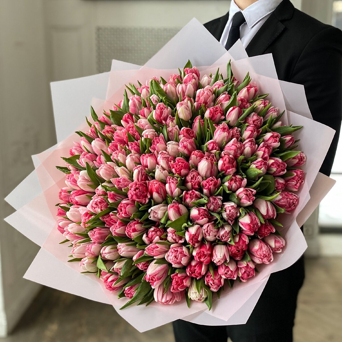 Букет из 151 пионовидного голландского тюльпана из коллекции LADY`STYLE