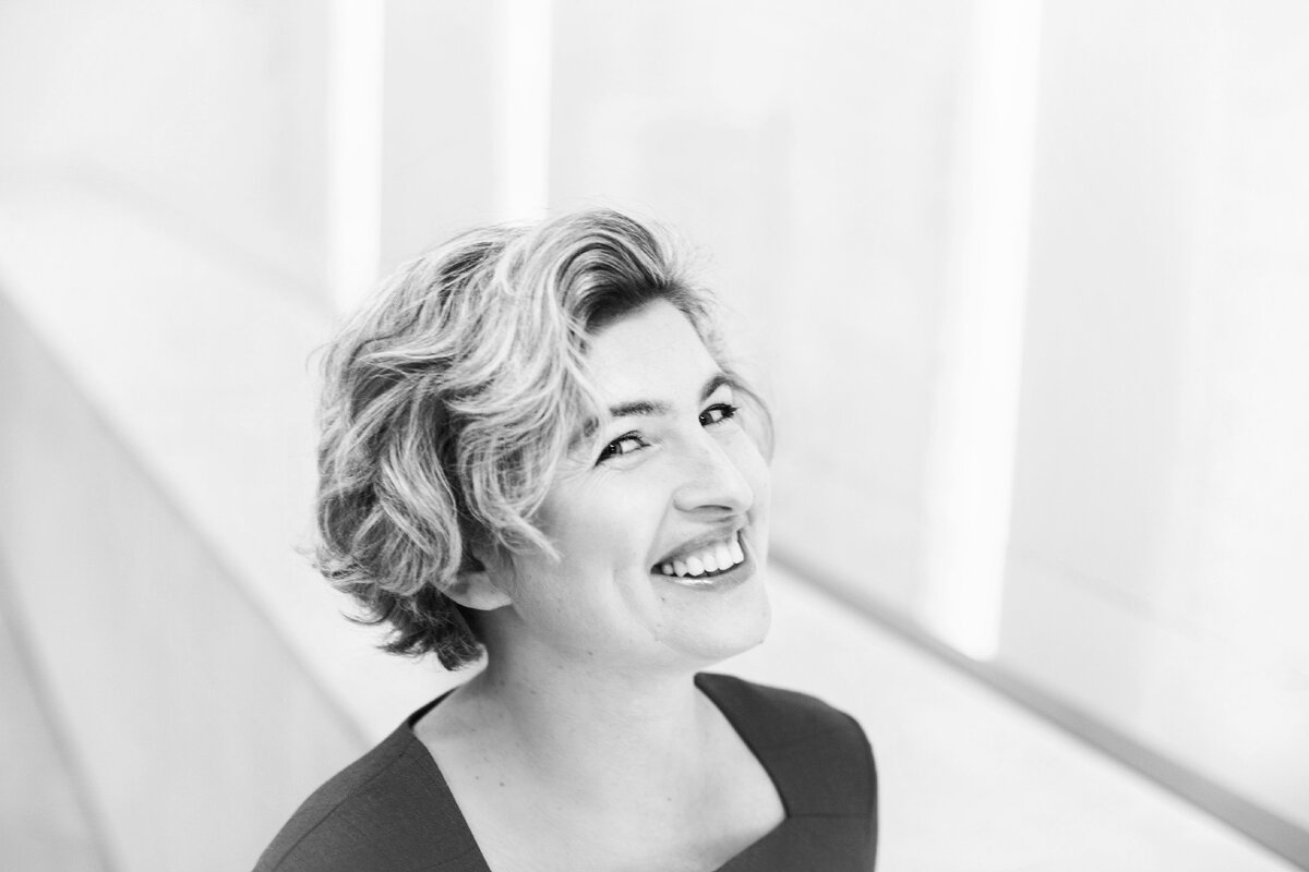 Лиц предлагаем. Сложности в бизнесе. Девушка указывает пальцем. Банкротство физических лиц москва. Ноутбук с face id.